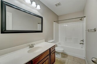 8033 Waters Edge Way in Del City, OK - Foto de edificio - Building Photo
