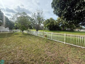 7008 NW 81st St in Tamarac, FL - Building Photo - Building Photo
