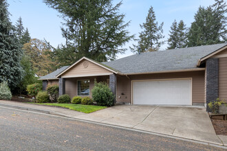 790 Hillcrest Dr NW in Salem, OR - Foto de edificio - Building Photo