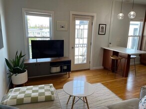 258 Everett St in Boston, MA - Foto de edificio - Building Photo