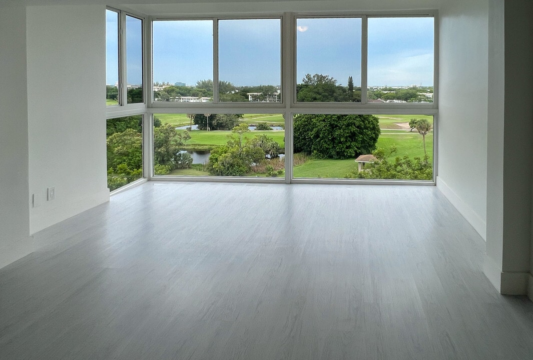 2202 S Cypress Bend Dr, Unit Gorgeous and spacious in Pompano Beach, FL - Building Photo
