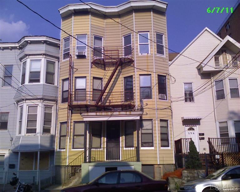 222 Buena Vista Ave in Yonkers, NY - Building Photo