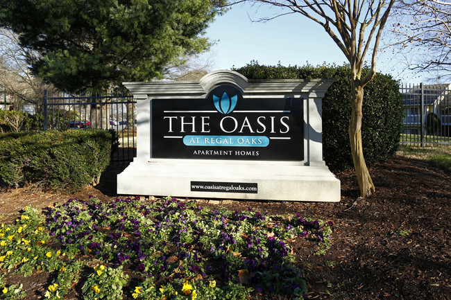 The Oasis At Regal Oaks in Charlotte, NC - Foto de edificio - Building Photo