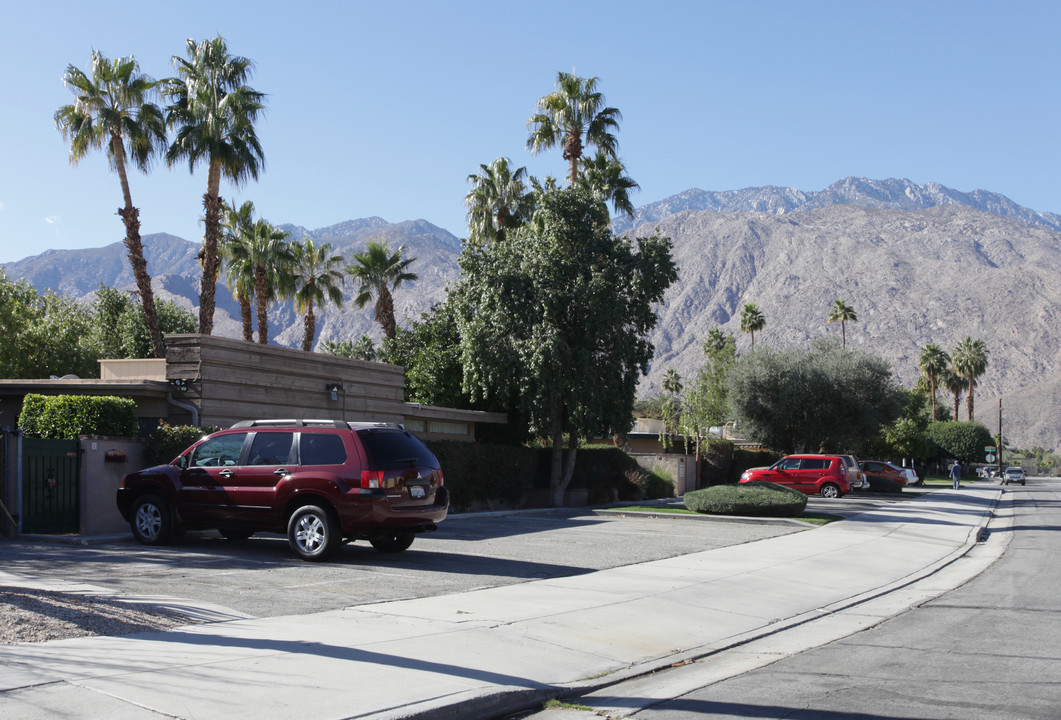 1745 E Arenas Rd in Palm Springs, CA - Foto de edificio