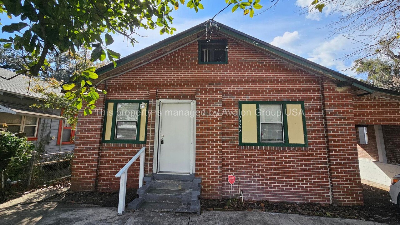 2562 Lewis St in Jacksonville, FL - Building Photo