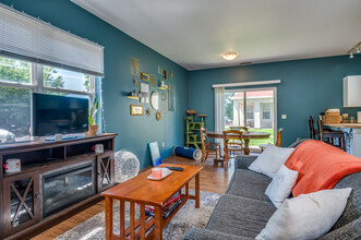 University Townhomes in Oshkosh, WI - Building Photo - Interior Photo