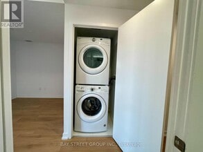 117 McMahon Dr in Toronto, ON - Building Photo - Building Photo