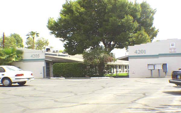 Center Court Apartments in Phoenix, AZ - Building Photo