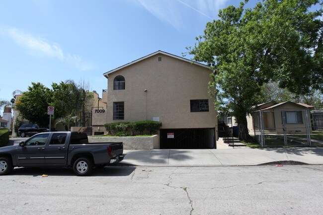 7009 Remmet Ave in Canoga Park, CA - Foto de edificio - Building Photo