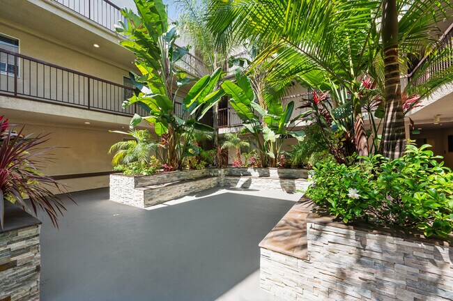 La Mirada Plaza Apartments