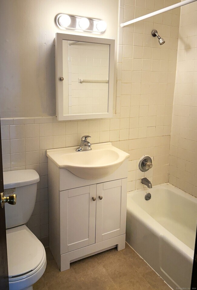 39 Washington St in Bristol, CT - Building Photo - Building Photo