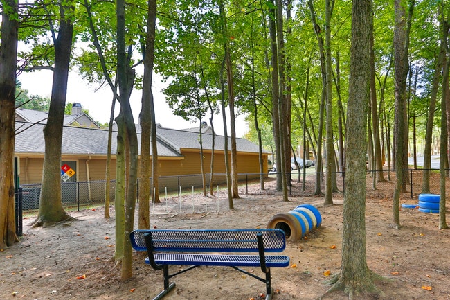 Radbourne Lake Apartments in Charlotte, NC - Foto de edificio - Building Photo