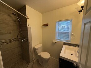 4146 Glenwood Dr SE in Salem, OR - Building Photo - Building Photo