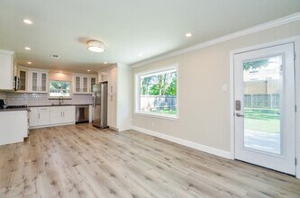 8330 Waterbury Dr in Houston, TX - Building Photo - Building Photo