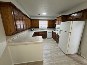 2410 NW Saxon Cir in Lawton, OK - Building Photo - Building Photo