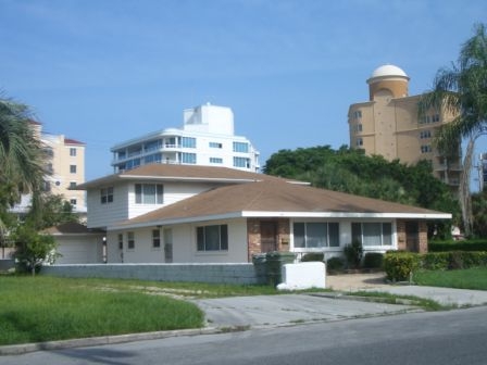 633-635 Golden Gate Pt in Sarasota, FL - Building Photo
