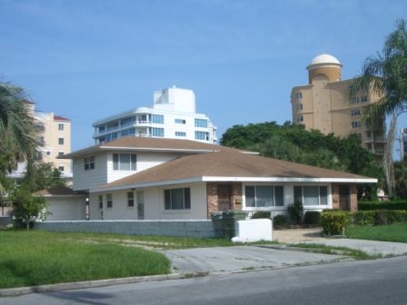 633-635 Golden Gate Pt in Sarasota, FL - Foto de edificio