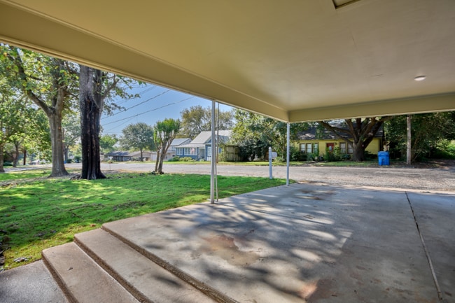 112 E Chatham St in Bellville, TX - Foto de edificio - Building Photo