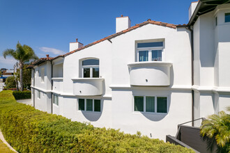 401 Seaward Rd in Corona Del Mar, CA - Foto de edificio - Building Photo