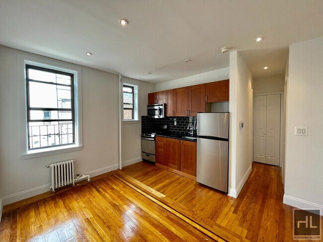 31-40 30th St-Unit -D2 in Queens, NY - Building Photo - Building Photo