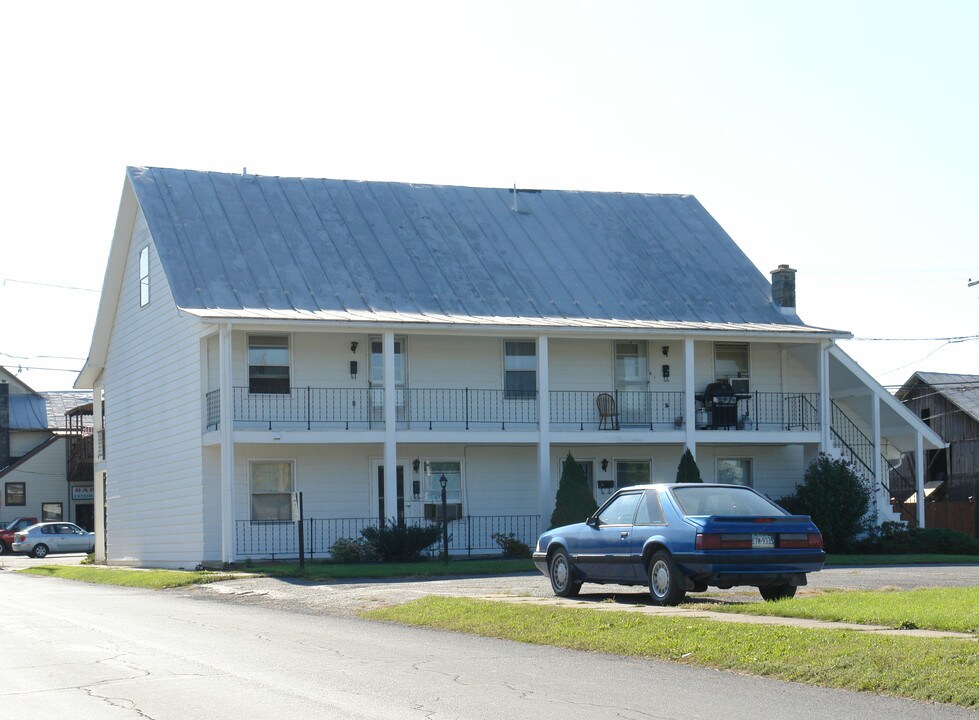 94 W Walnut St in Hughesville, PA - Foto de edificio