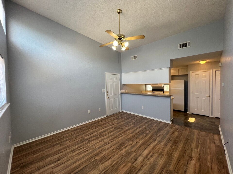 2310 W Hickory St in Denton, TX - Building Photo