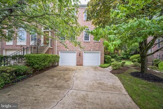 10159 Castlewood Ln in Oakton, VA - Building Photo - Building Photo