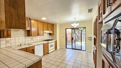 3507 S Oak View Dr in Visalia, CA - Foto de edificio - Building Photo
