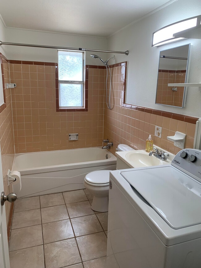 354 Lincoln Ave, Unit B in Valparaiso, FL - Foto de edificio - Building Photo