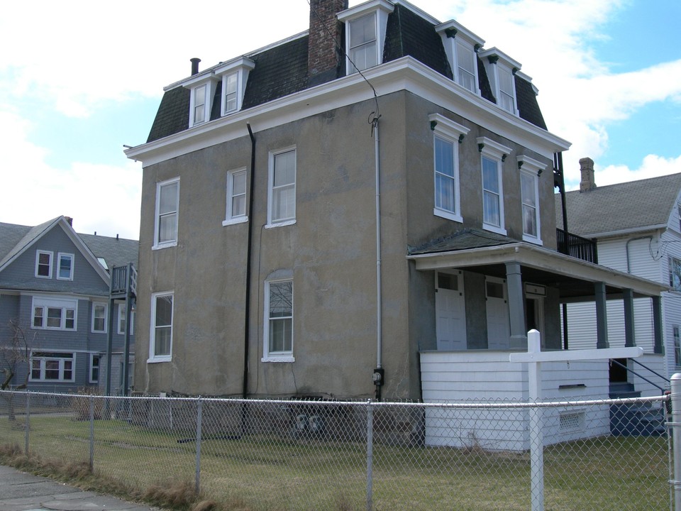 82 Benham Ave in Bridgeport, CT - Building Photo