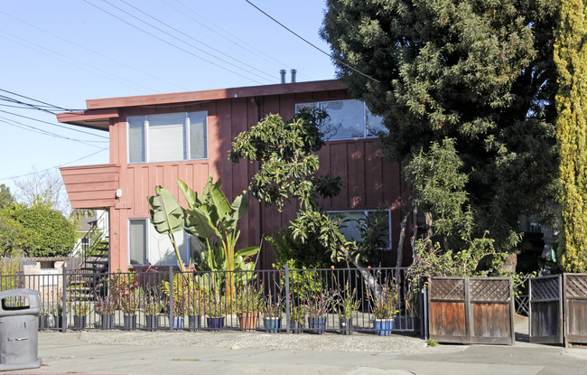 2103 Santa Clara Ave in Alameda, CA - Foto de edificio - Building Photo