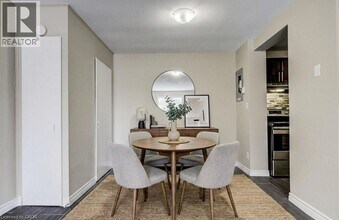 317 Erb St. W in Waterloo, ON - Building Photo - Building Photo