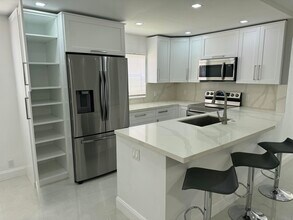 440 Saxony Ln in Delray Beach, FL - Foto de edificio - Building Photo