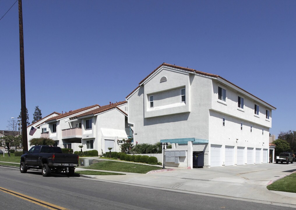 Cozy Villa Apartments in Huntington Beach, CA - Building Photo