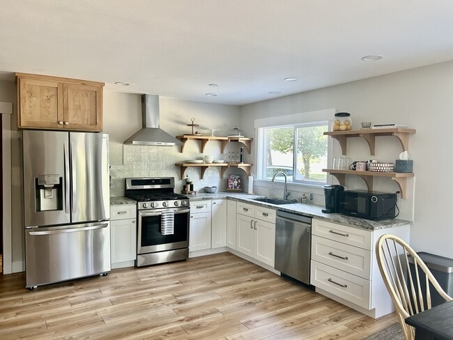 7561 Hannegan Rd in Lynden, WA - Building Photo - Building Photo