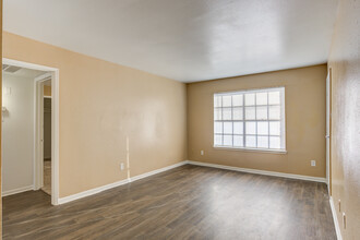 RIDGE STONE APARTMENTS in Houston, TX - Building Photo - Interior Photo