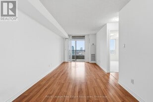 3880 Duke of York Blvd in Mississauga, ON - Building Photo