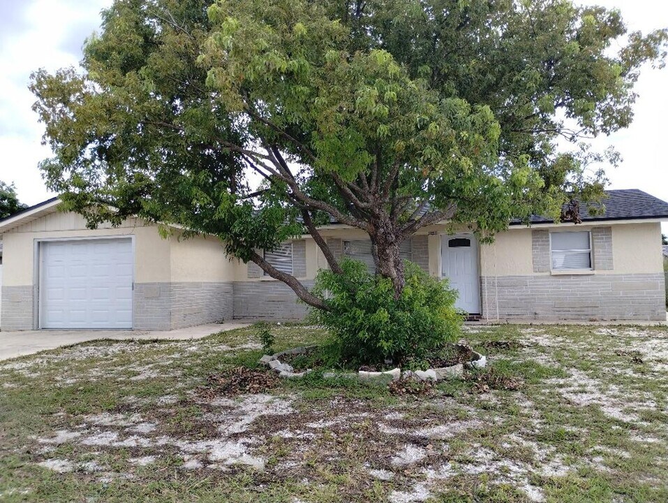 7918 Hawthorn Dr in Port Richey, FL - Building Photo