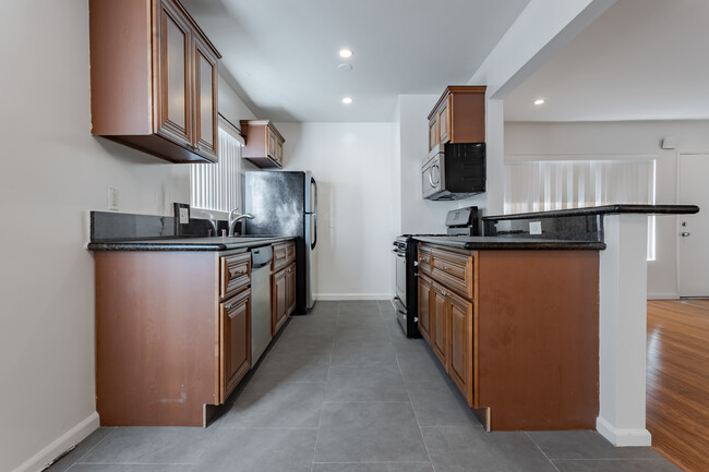 Martel Apartments in Los Angeles, CA - Foto de edificio - Interior Photo