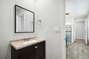 1051 Dogwood Dr in Dunedin, FL - Building Photo