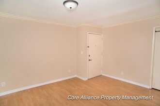 5325 Newcastle Ave in Los Angeles, CA - Building Photo - Building Photo