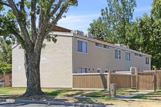 Merced Meadows Apartments in Merced, CA - Building Photo - Building Photo