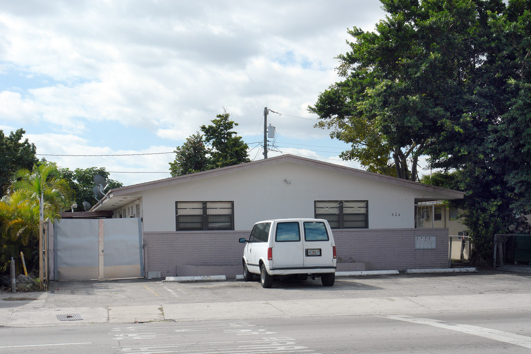 624 W 29th St in Hialeah, FL - Foto de edificio