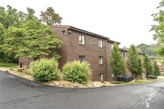 Crescent Hills Manor in Verona, PA - Foto de edificio - Building Photo