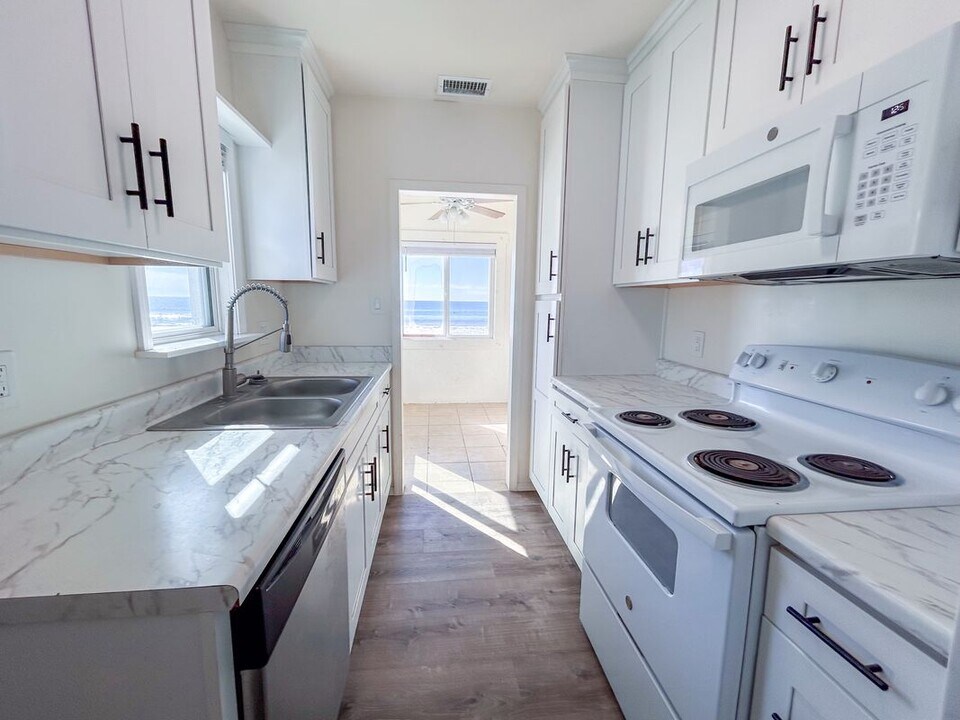 408 S The Strand in Oceanside, CA - Foto de edificio