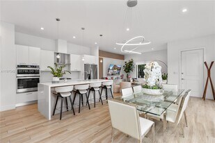 4301 NW 81st Ct in Doral, FL - Building Photo