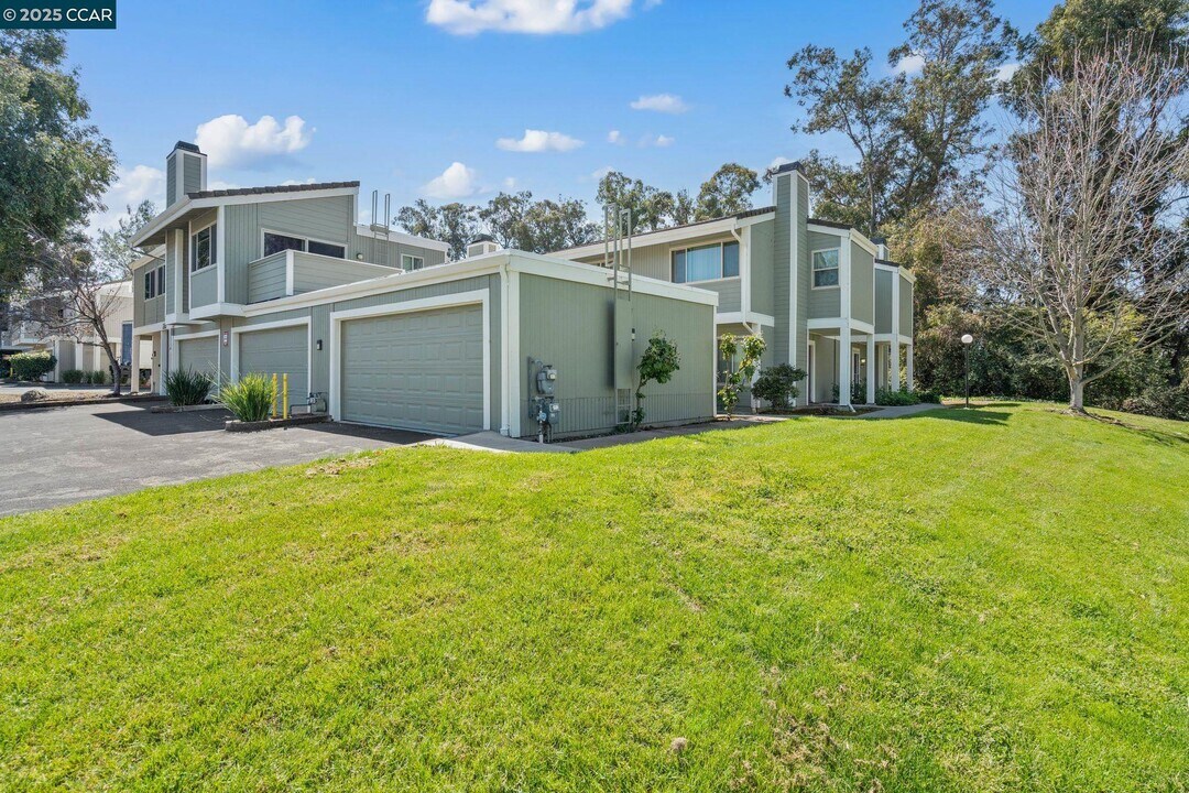 220 Apollo in Hercules, CA - Building Photo