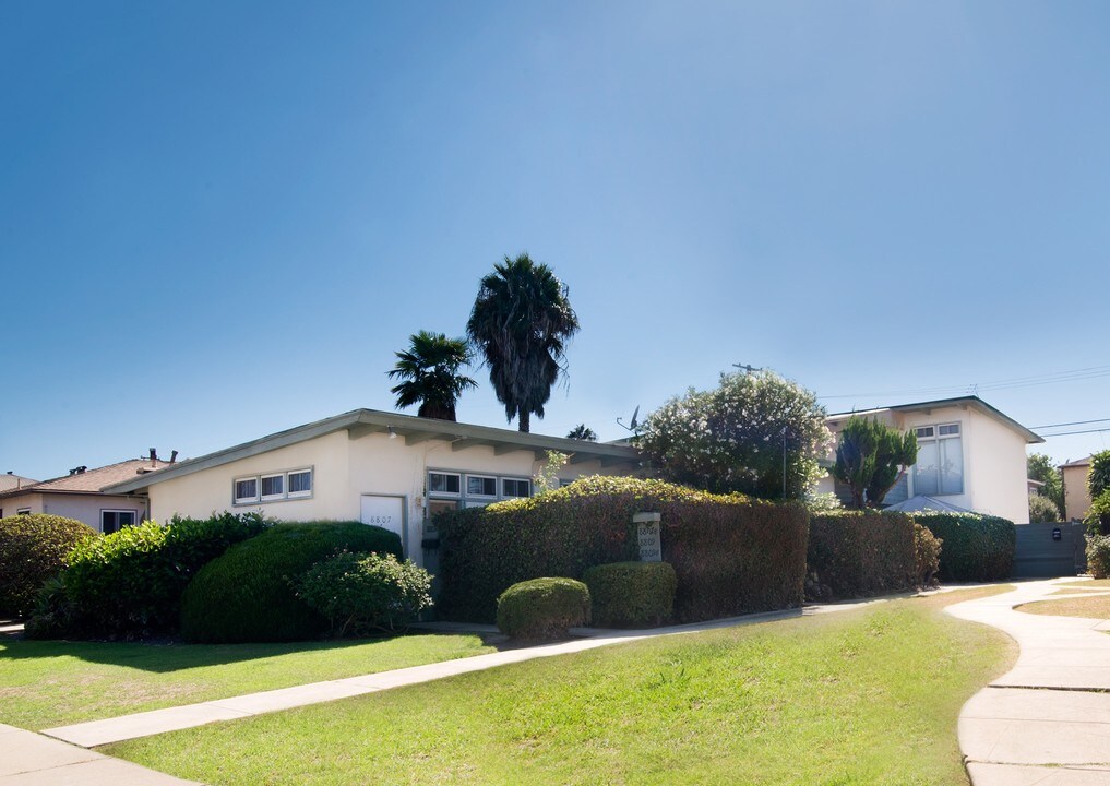 8807 Reading Ave in Los Angeles, CA - Foto de edificio