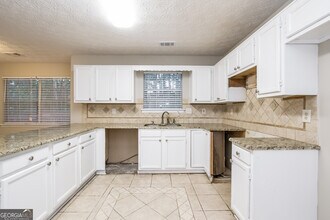 430 Standing Rock Dr in Atlanta, GA - Building Photo - Building Photo
