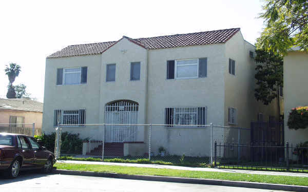 1557 Chestnut Ave in Long Beach, CA - Building Photo